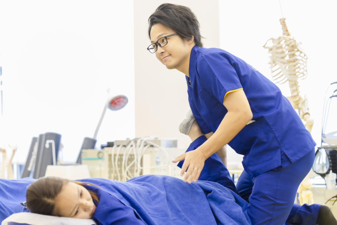 ①【新卒】柔道整復師募集!/初任給32万円～/社保完備/研修充実